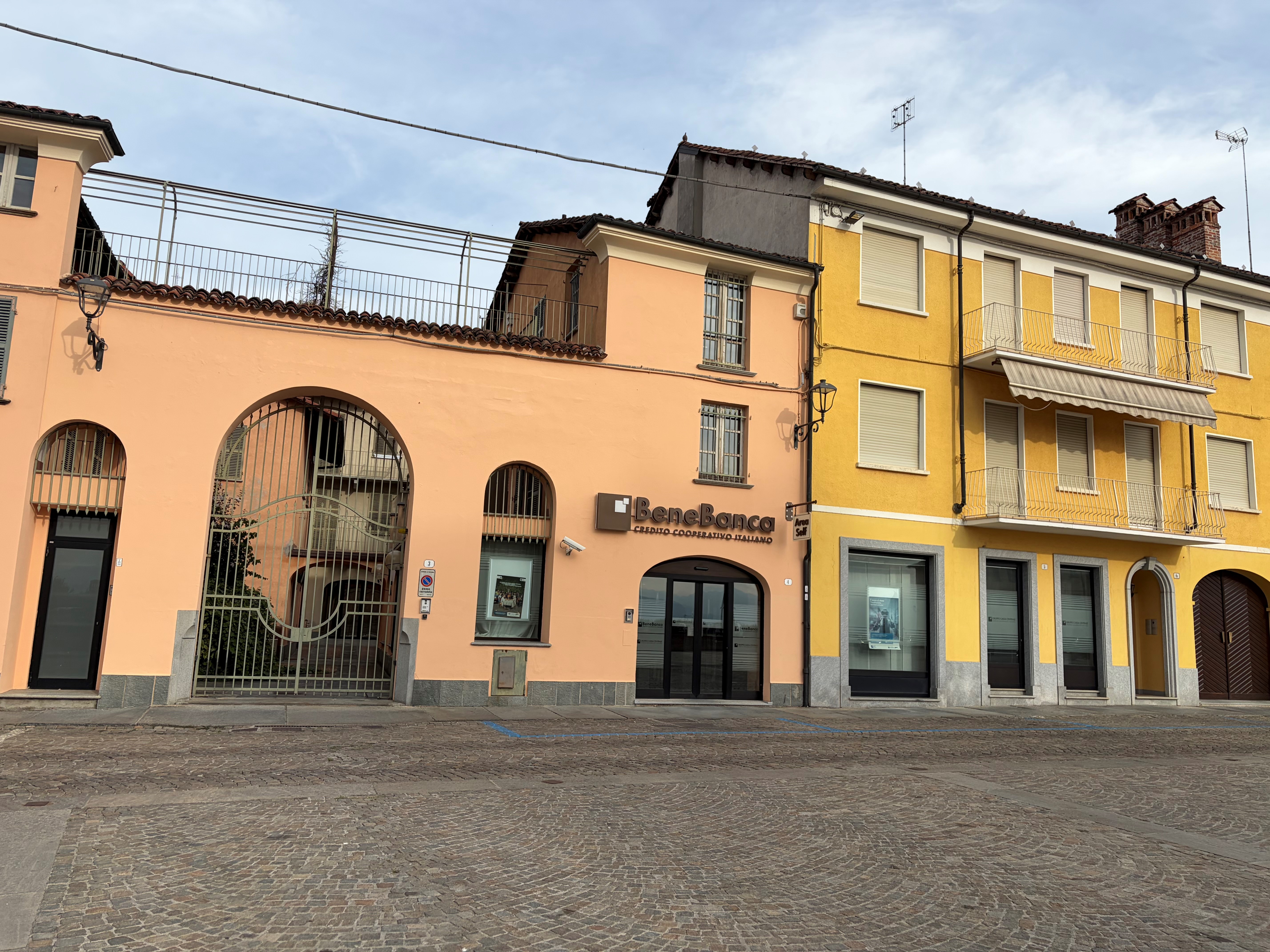 Facciata Con Nuova Insegna